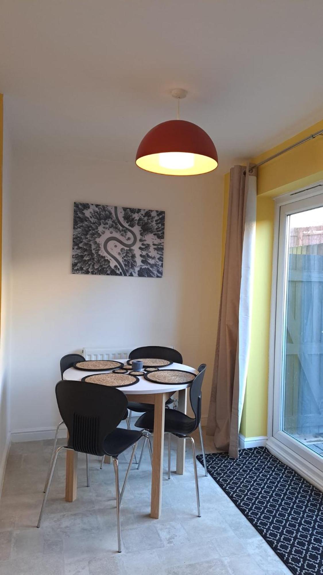 Tropical Sun Homes - Beautiful Spacious 3 Bed In A Serene Environment With Free Parking For 2 Cars *
