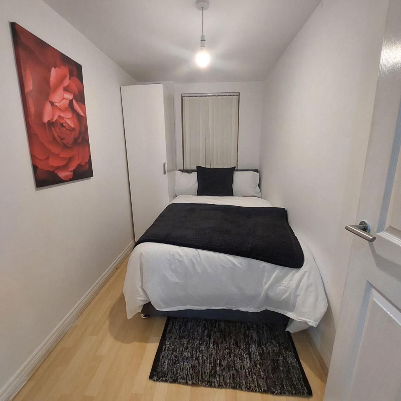 2 Bedroom 2 Bathroom Free Parking Nearby Manchester