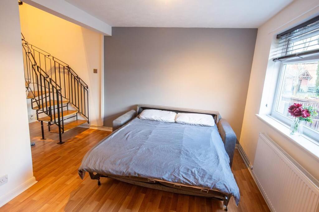 Apartment Entire 1 Bedroom House In