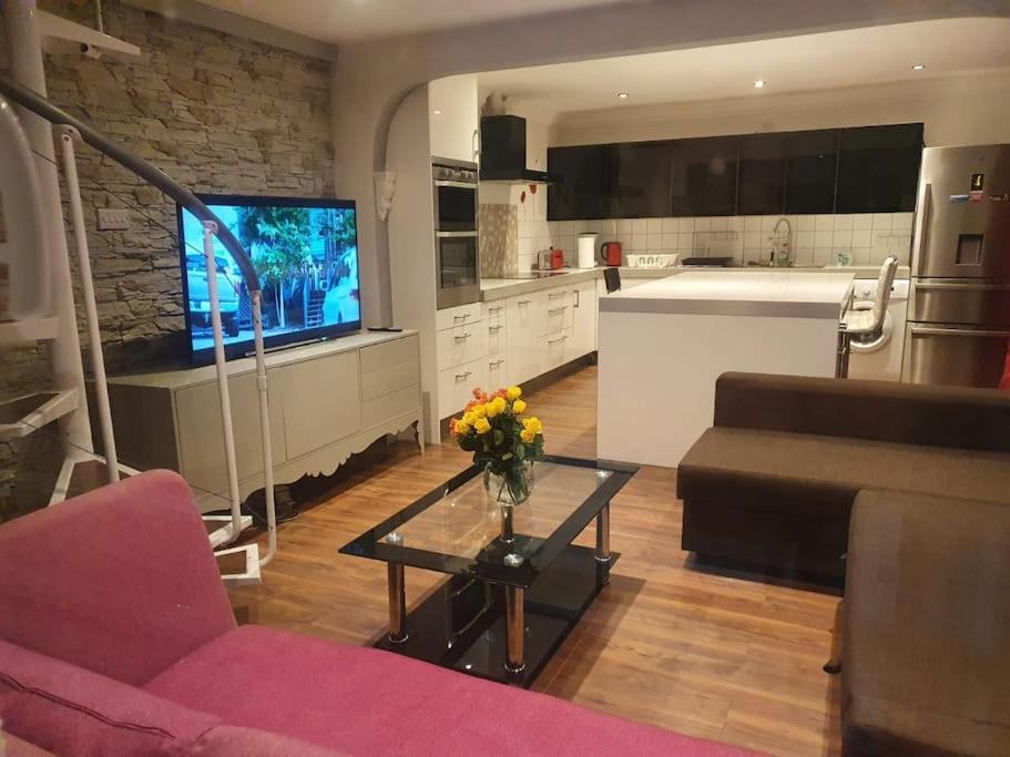 Amazing Flat In The Middle Of The Golf Course Manchester