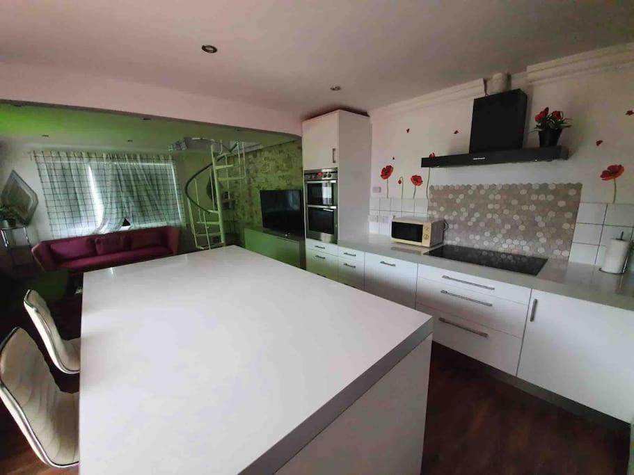 Apartment Amazing Flat In The Middle Of The Golf Course Manchester