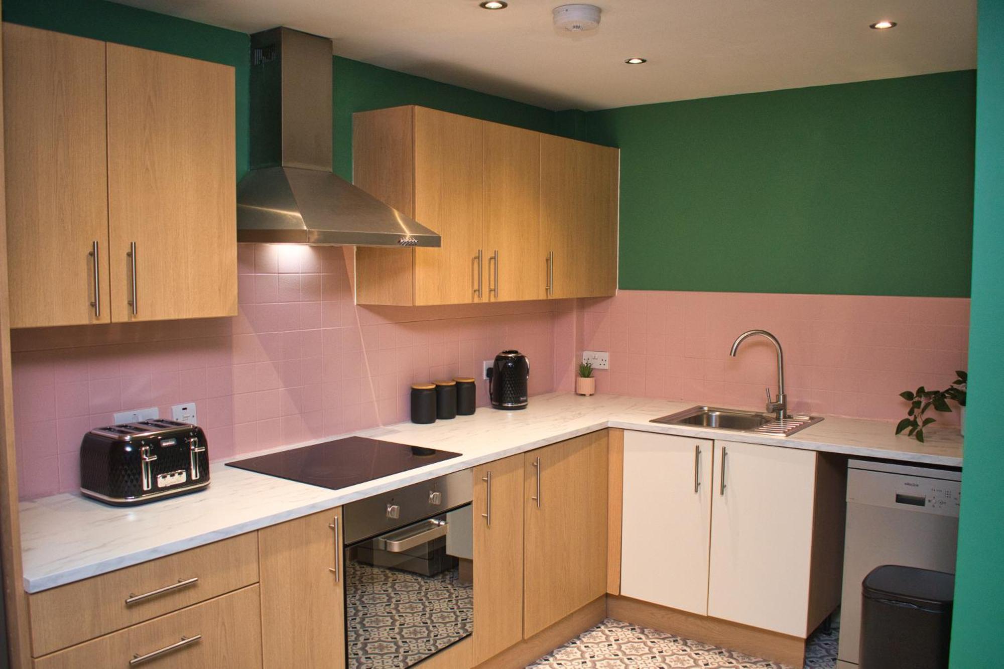 Spacious Centre - Free Parking - Ao Arena Apartment