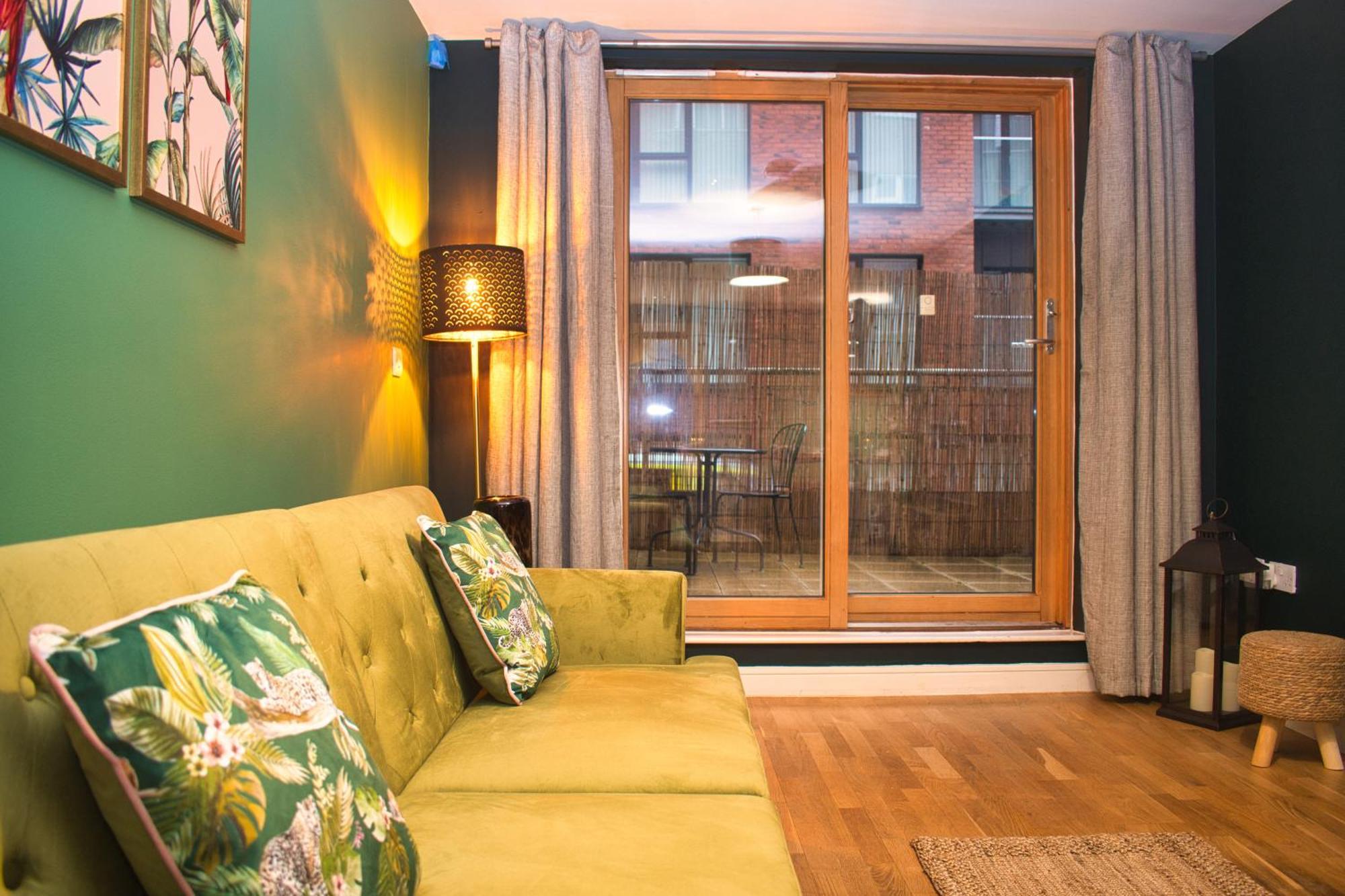Spacious Centre - Free Parking - Ao Arena Apartment *