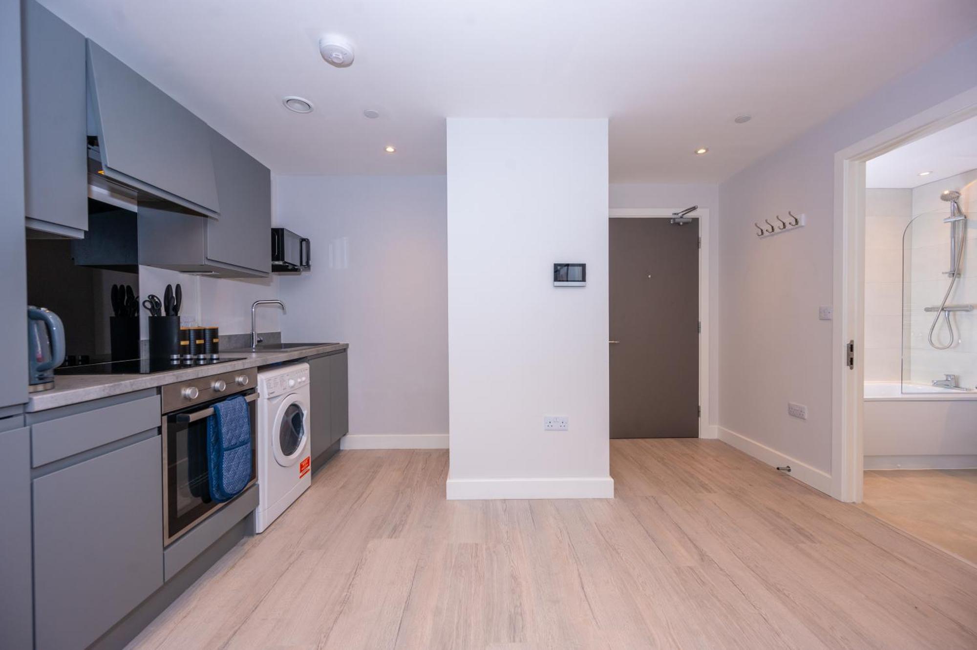 Cosy 1 Bed - Perfect For Long By Valore Services Apartment *