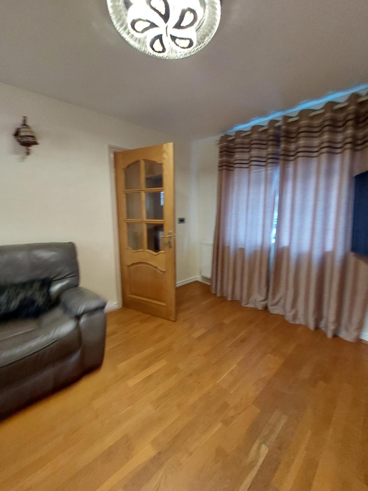 Apartment Dobcross Close