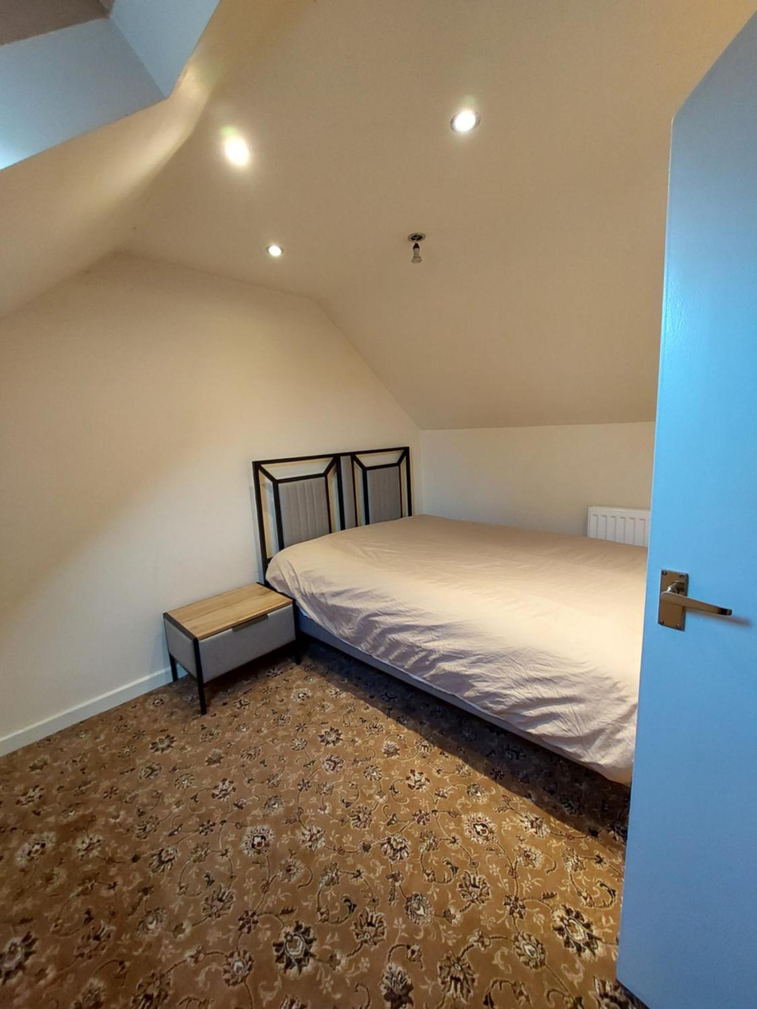 Apartment Dobcross Close