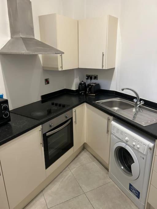 Modern 1 Bed In Salford Apartment *