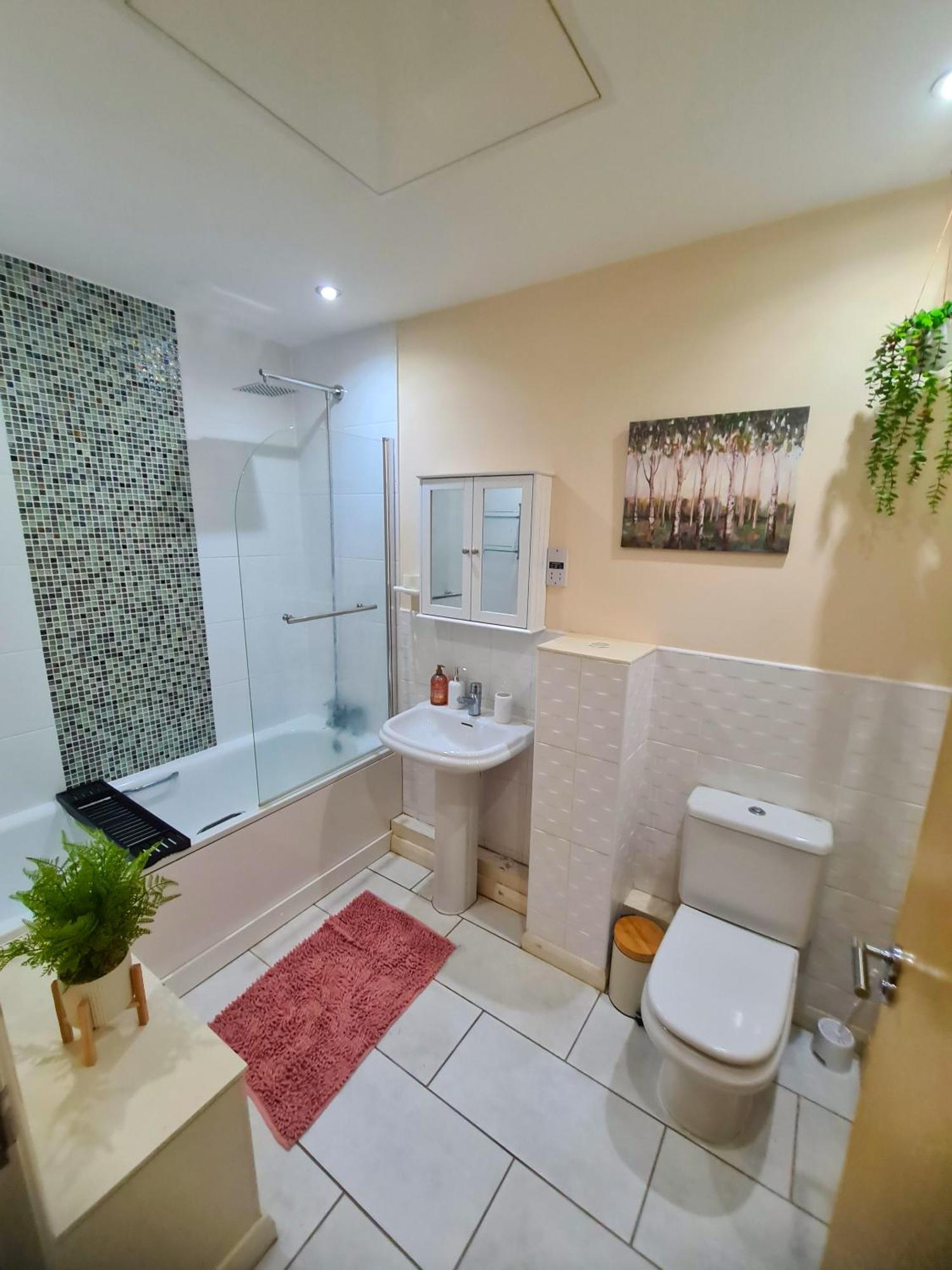 Holiday home 3 Bed House Etihad Stadium, Coop Live Private Parking With Optional Hot Tub Manchester