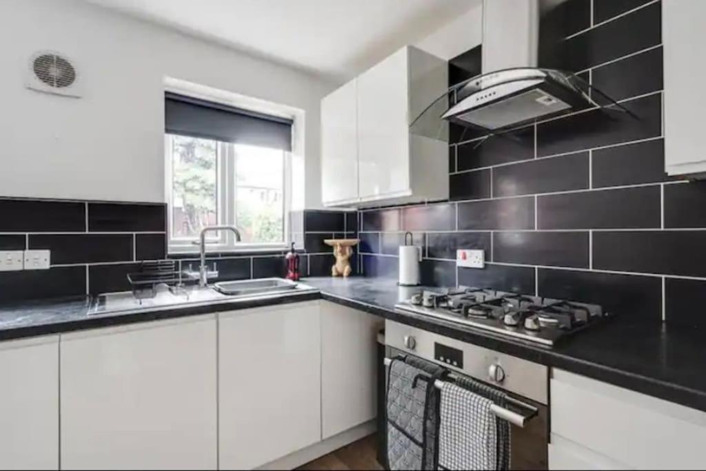 New Build House Near Trafford Centre With Drive Holiday home Manchester
