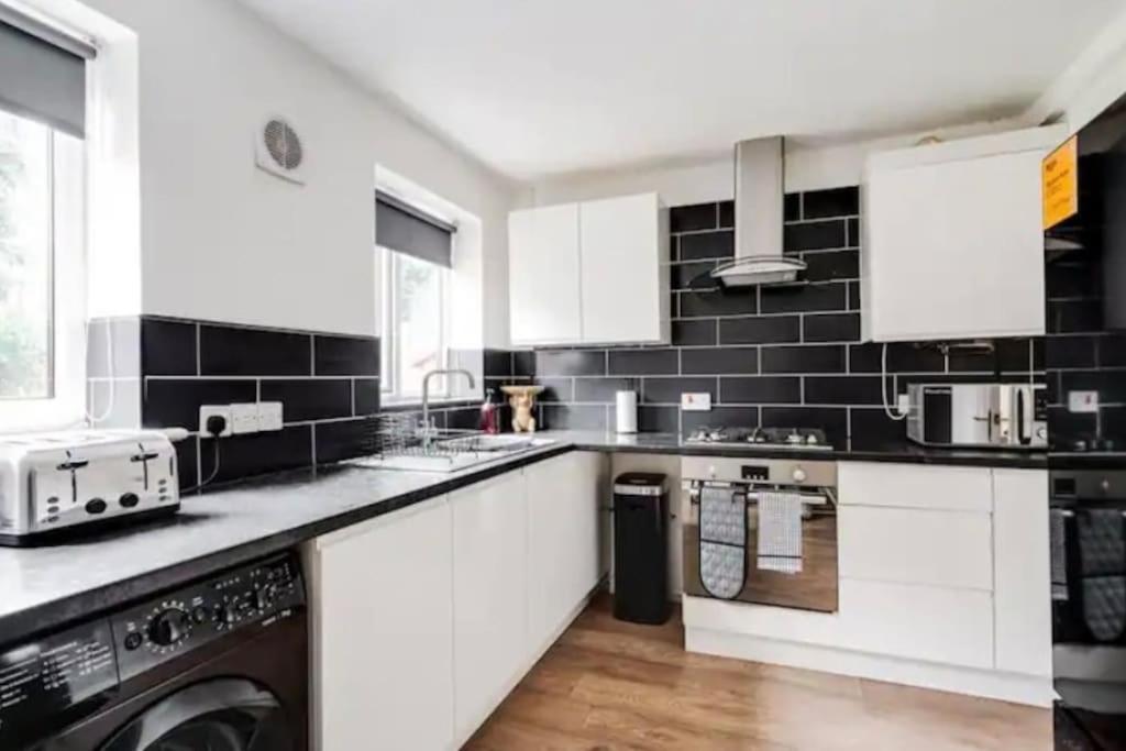 New Build House Near Trafford Centre With Drive *