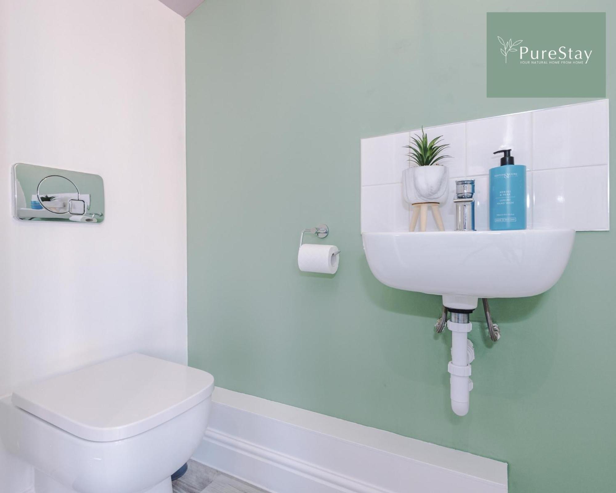 Purestay Manchester: Five-bedroom House With Free Parking Holiday home