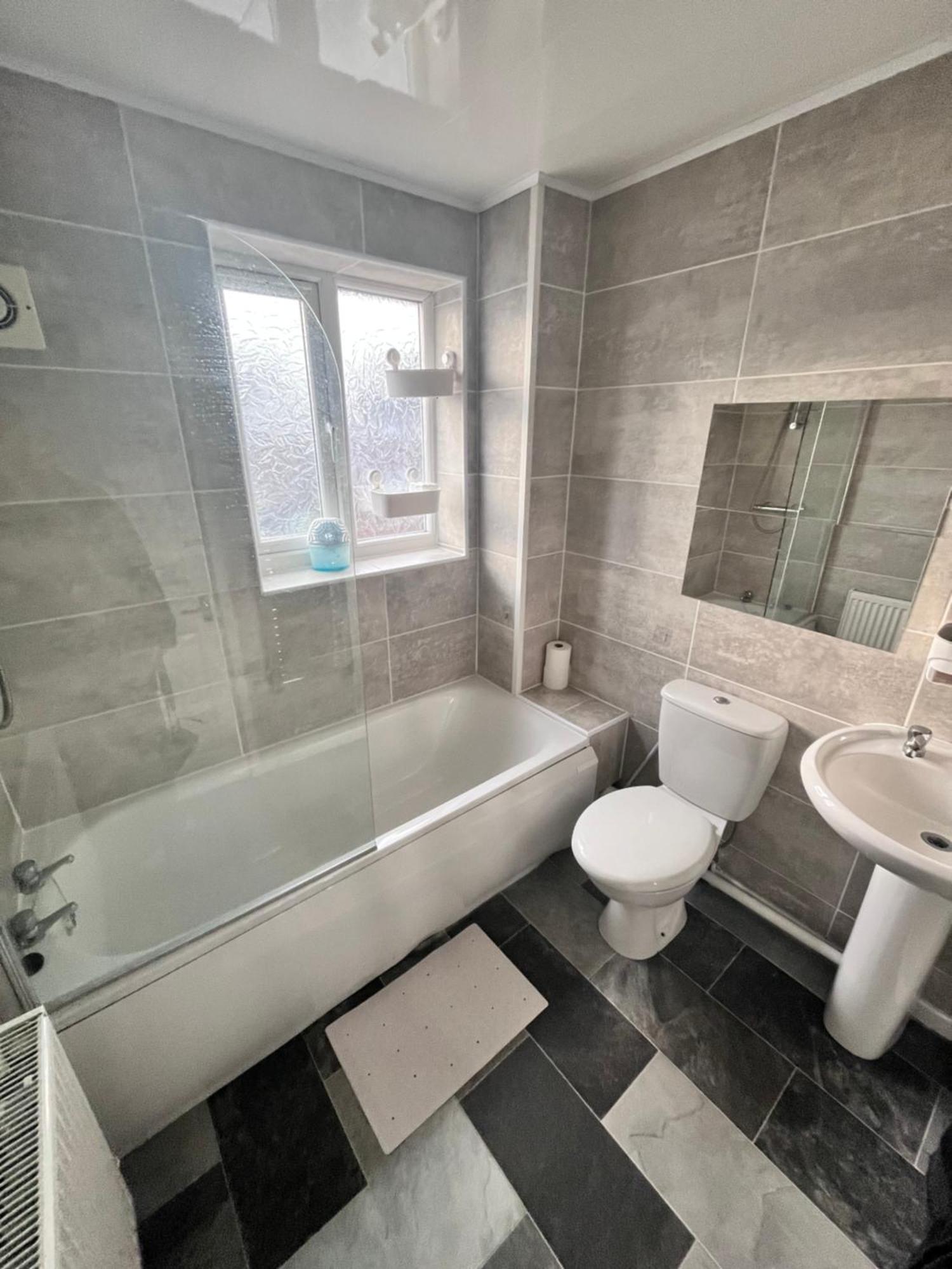 House Near Centre & Etihad, Free Parking & Garden Apartment *