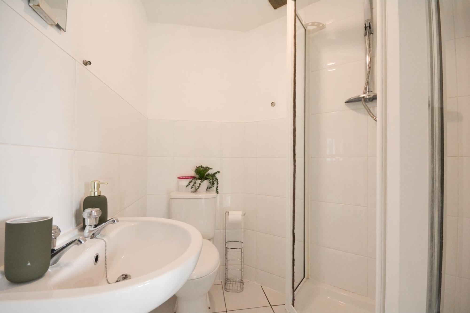 Apartment 2 Bedroom 2 Bathroom Free Parking Nearby