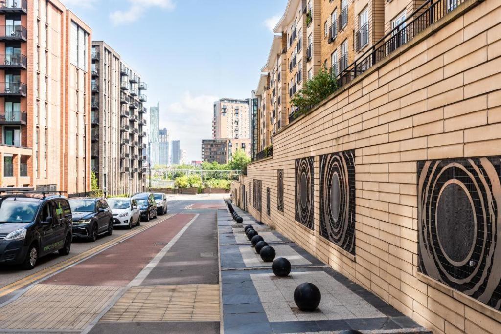 2 Bedroom 2 Bathroom Free Parking Nearby *