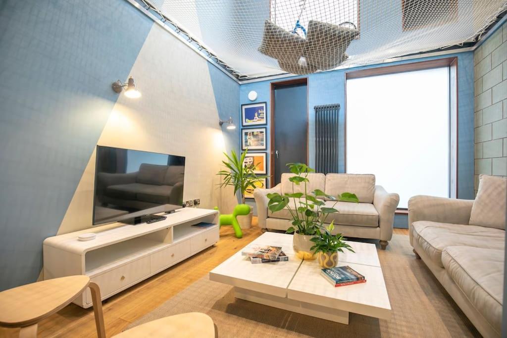 Hammock Heights! Hot Tub,private Garage,citycentre Apartment
