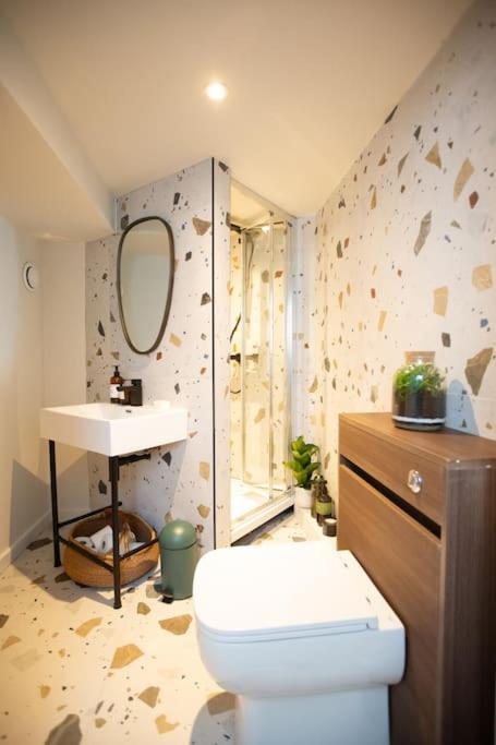 Chorlton Stylish & Roof Terrace Apartment