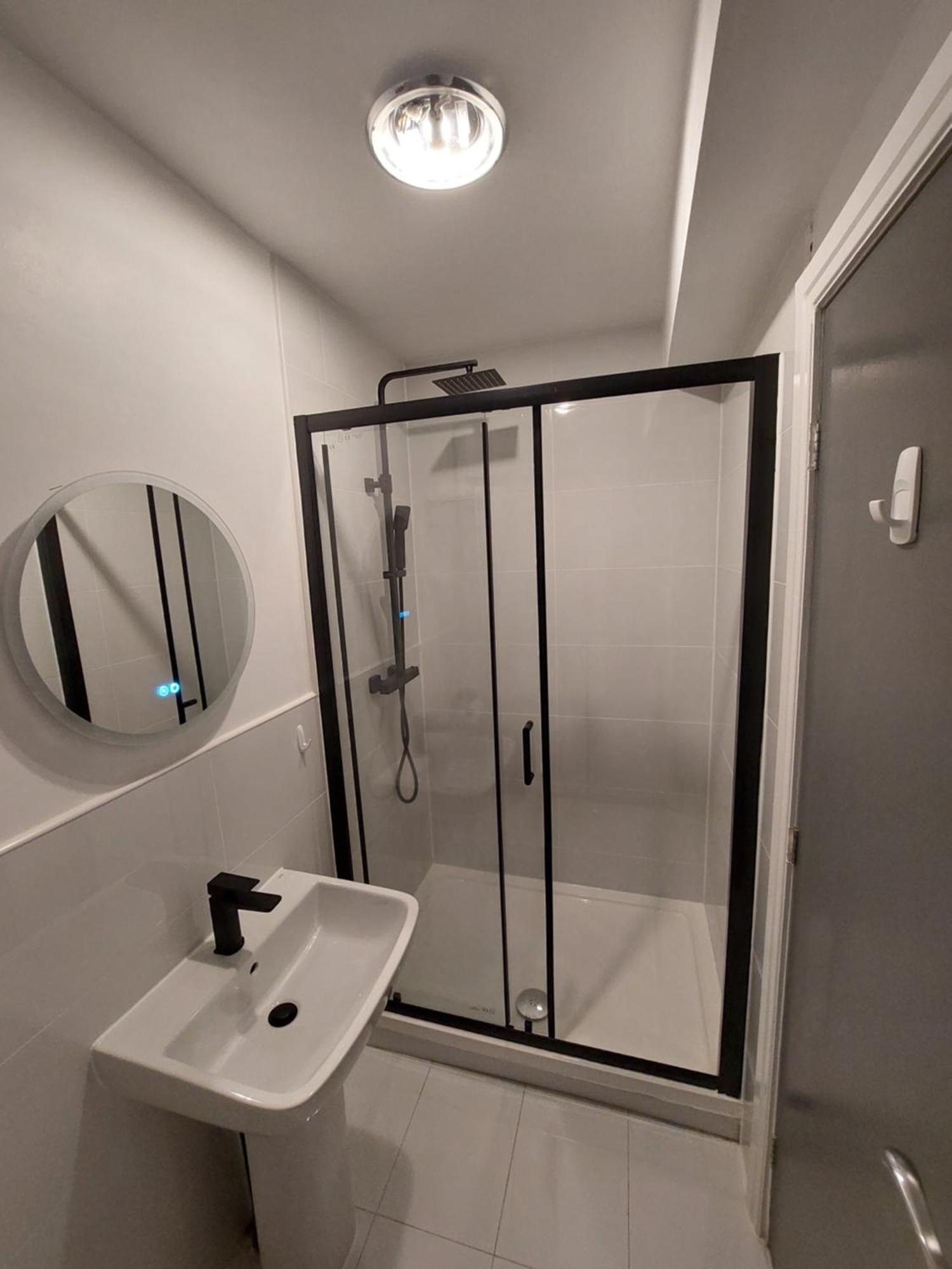 Bankwell Street Two Bedroom -apartment With Parking Manchester
