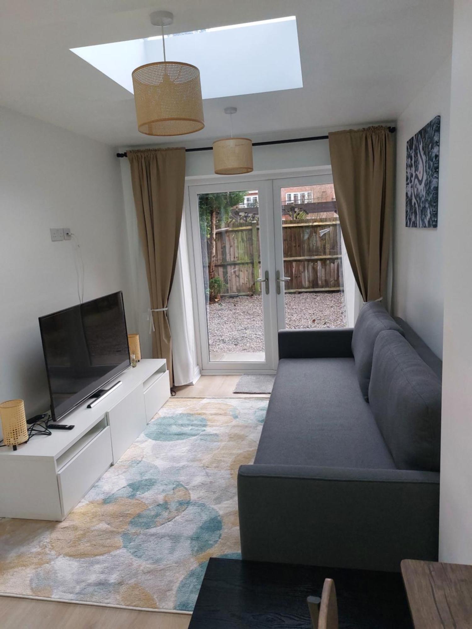 Bankwell Street Two Bedroom -apartment With Parking Apartment *