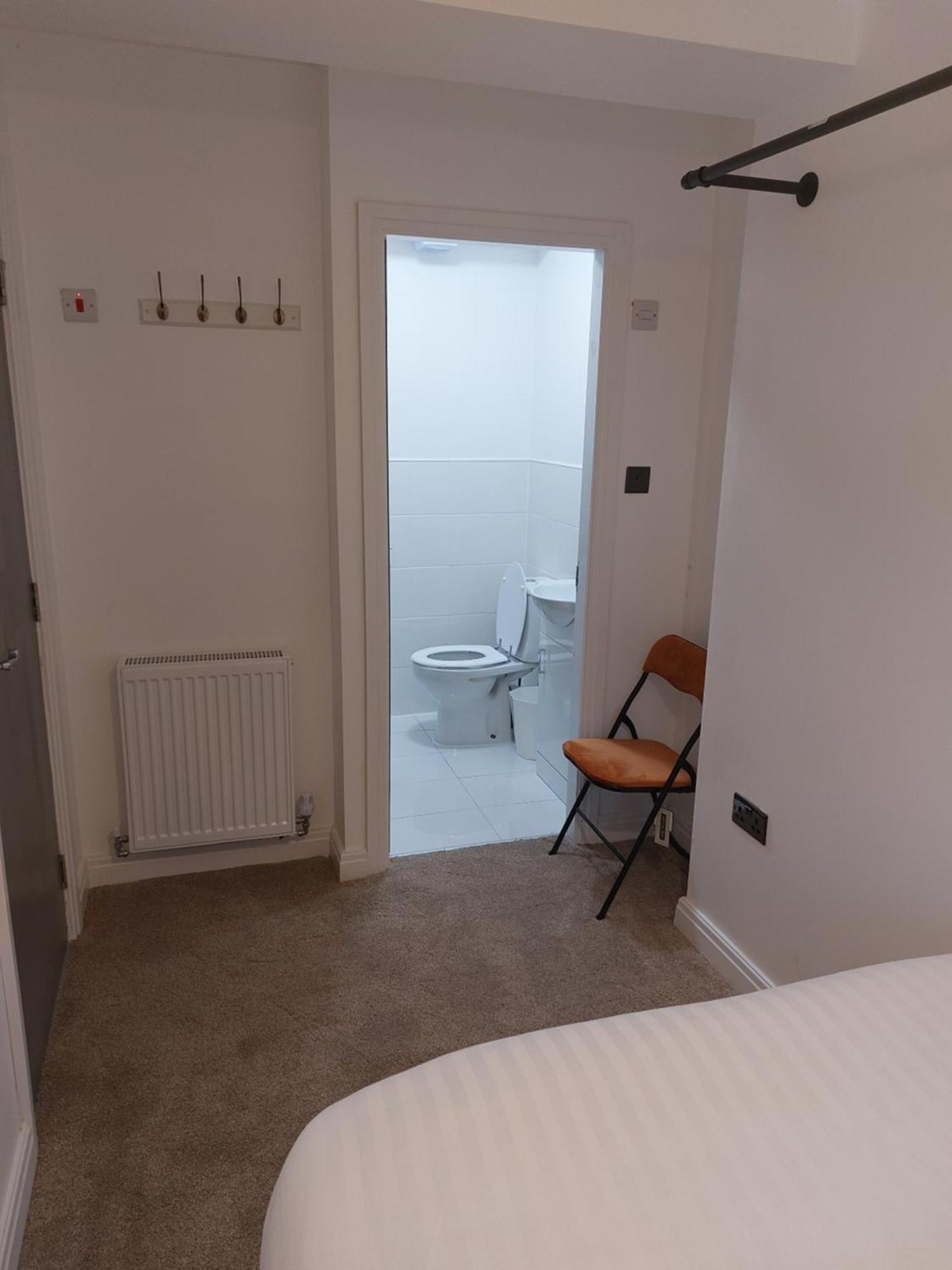 Bankwell Street Two Bedroom -apartment With Parking Apartment *