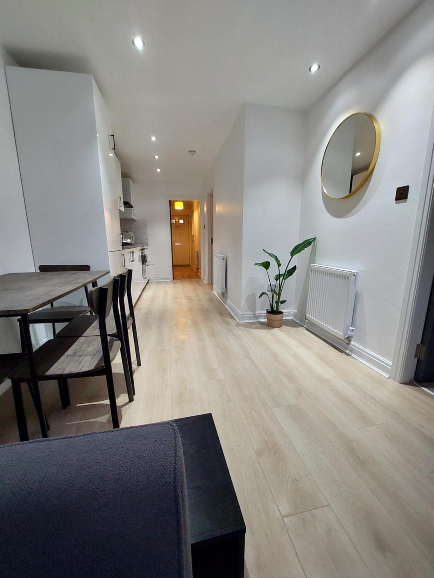 Bankwell Street Two Bedroom -apartment With Parking Manchester