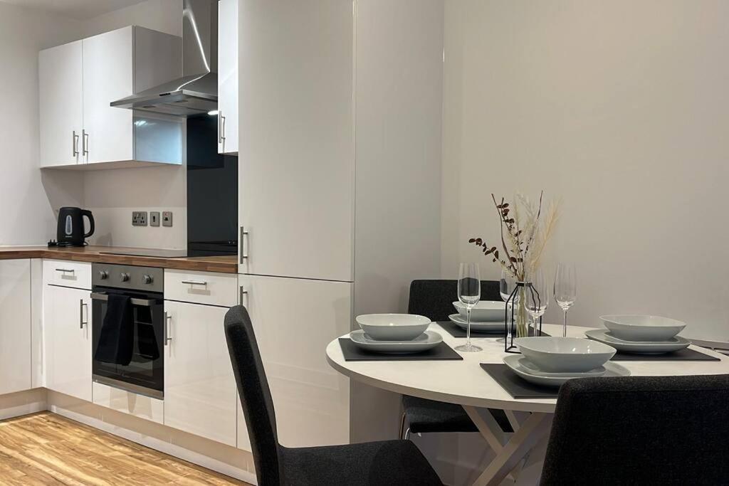 Apartment Stunning Two Bedroom *