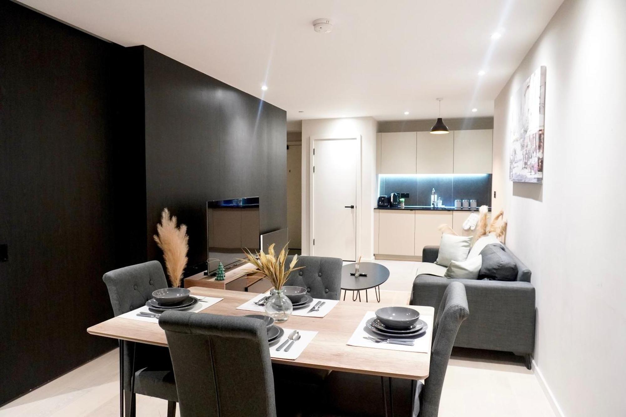 Luxury 2 Bed With Balcony Apartment *
