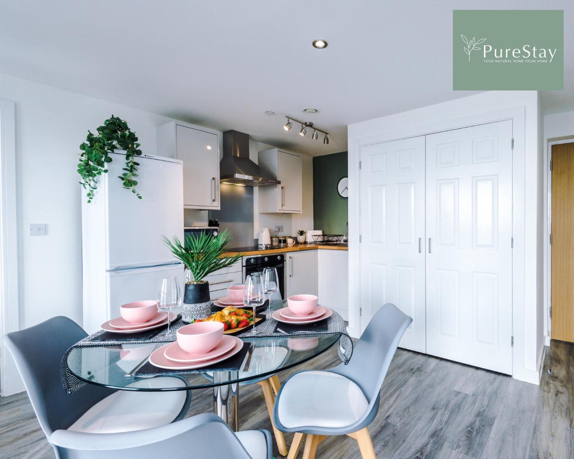 Stunning Two Bed By Purestay Short Lets & Serviced With Free Parking & Wifi