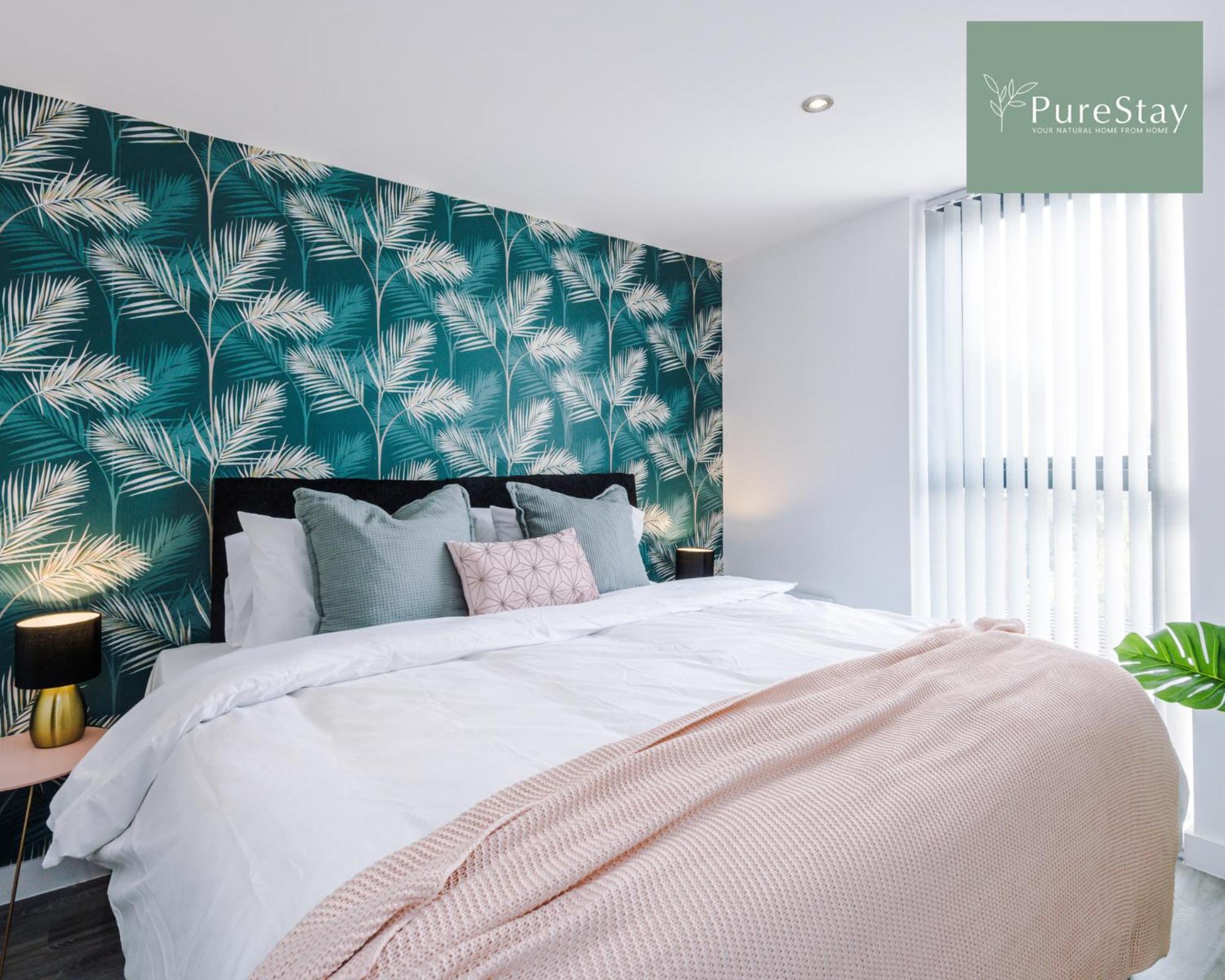 Stunning Two Bed By Purestay Short Lets & Serviced With Free Parking & Wifi *