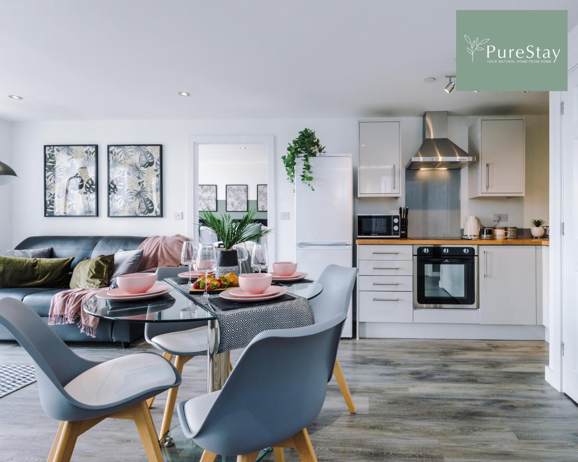 Stunning Two Bed By Purestay Short Lets & Serviced With Free Parking & Wifi Apartment