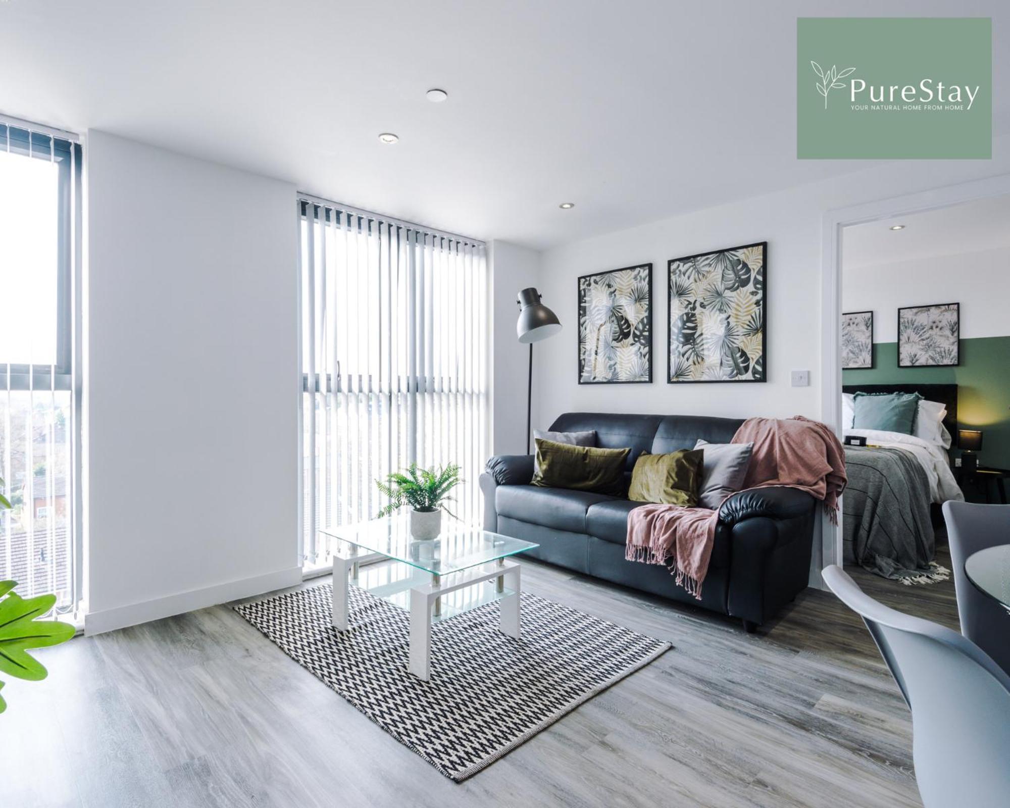 Stunning Two Bed By Purestay Short Lets & Serviced With Free Parking & Wifi