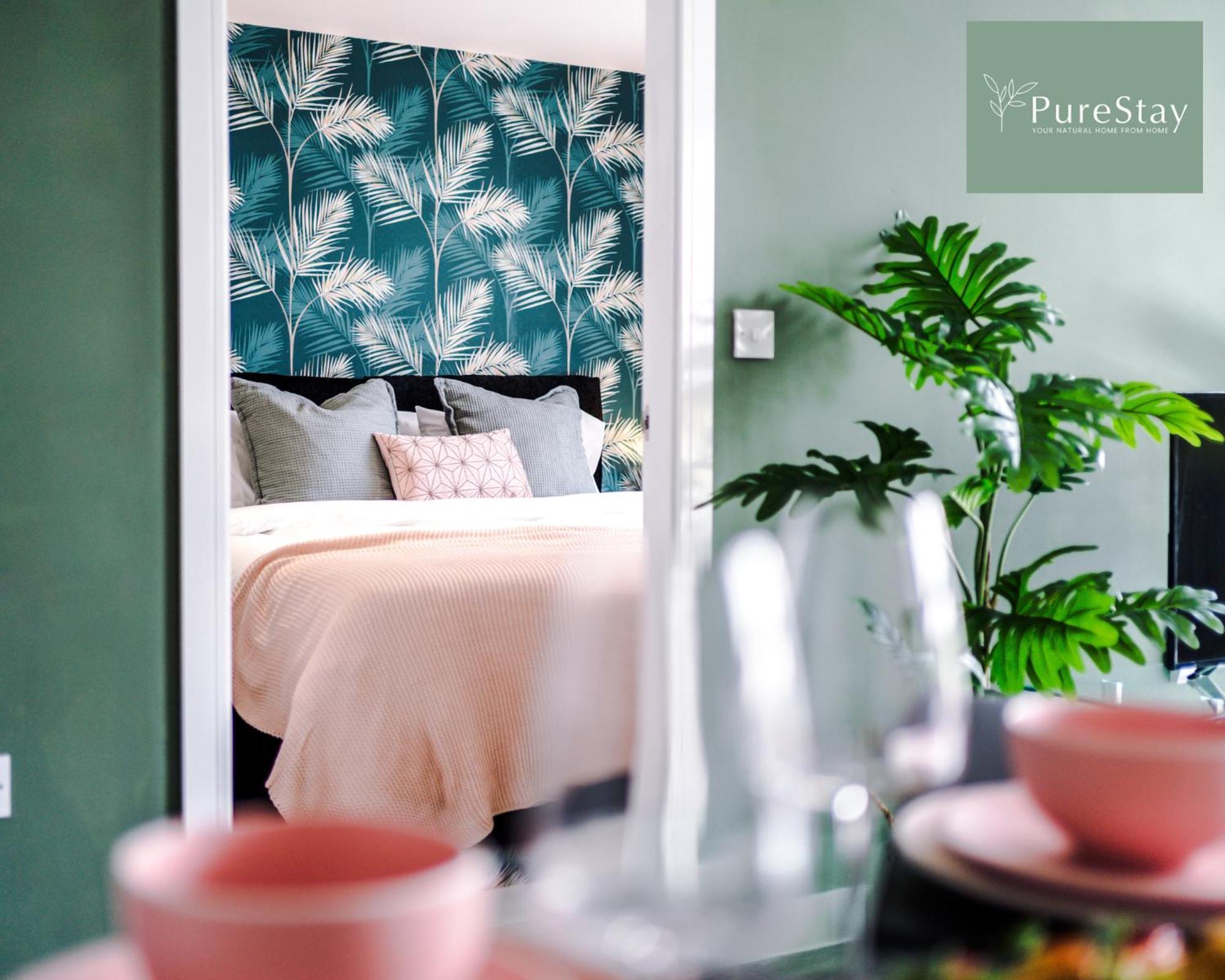 Stunning Two Bed By Purestay Short Lets & Serviced With Free Parking & Wifi *