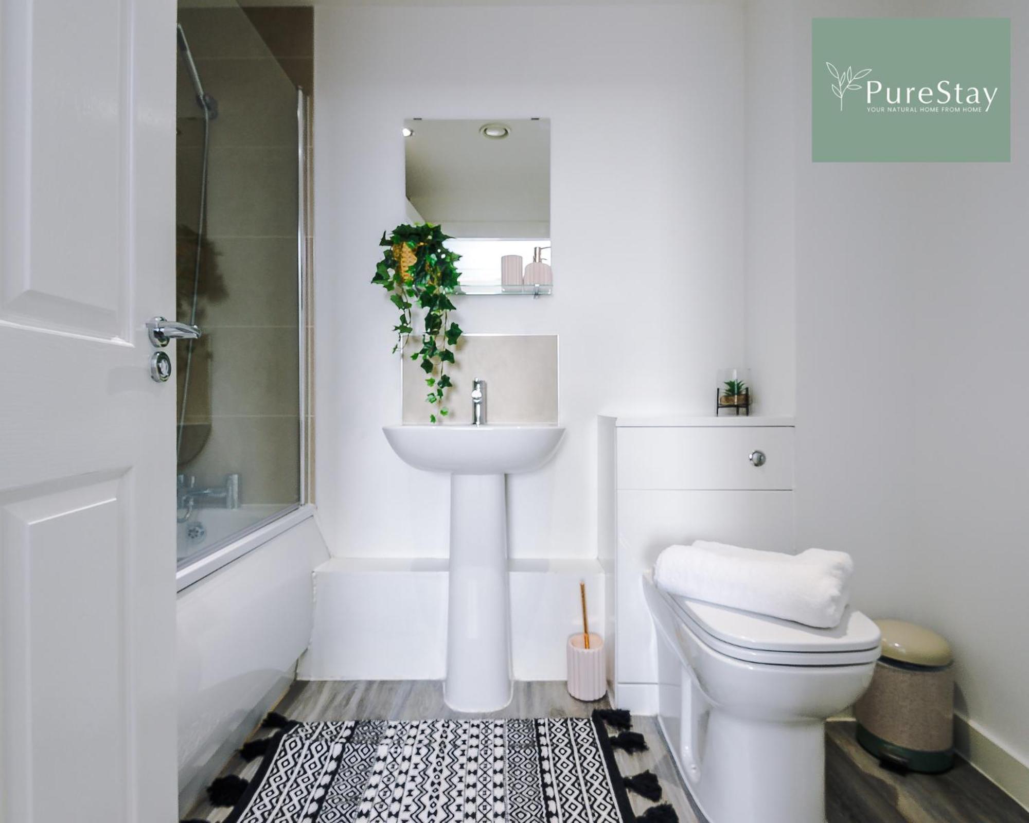 Stunning Two Bed By Purestay Short Lets & Serviced With Free Parking & Wifi Apartment *