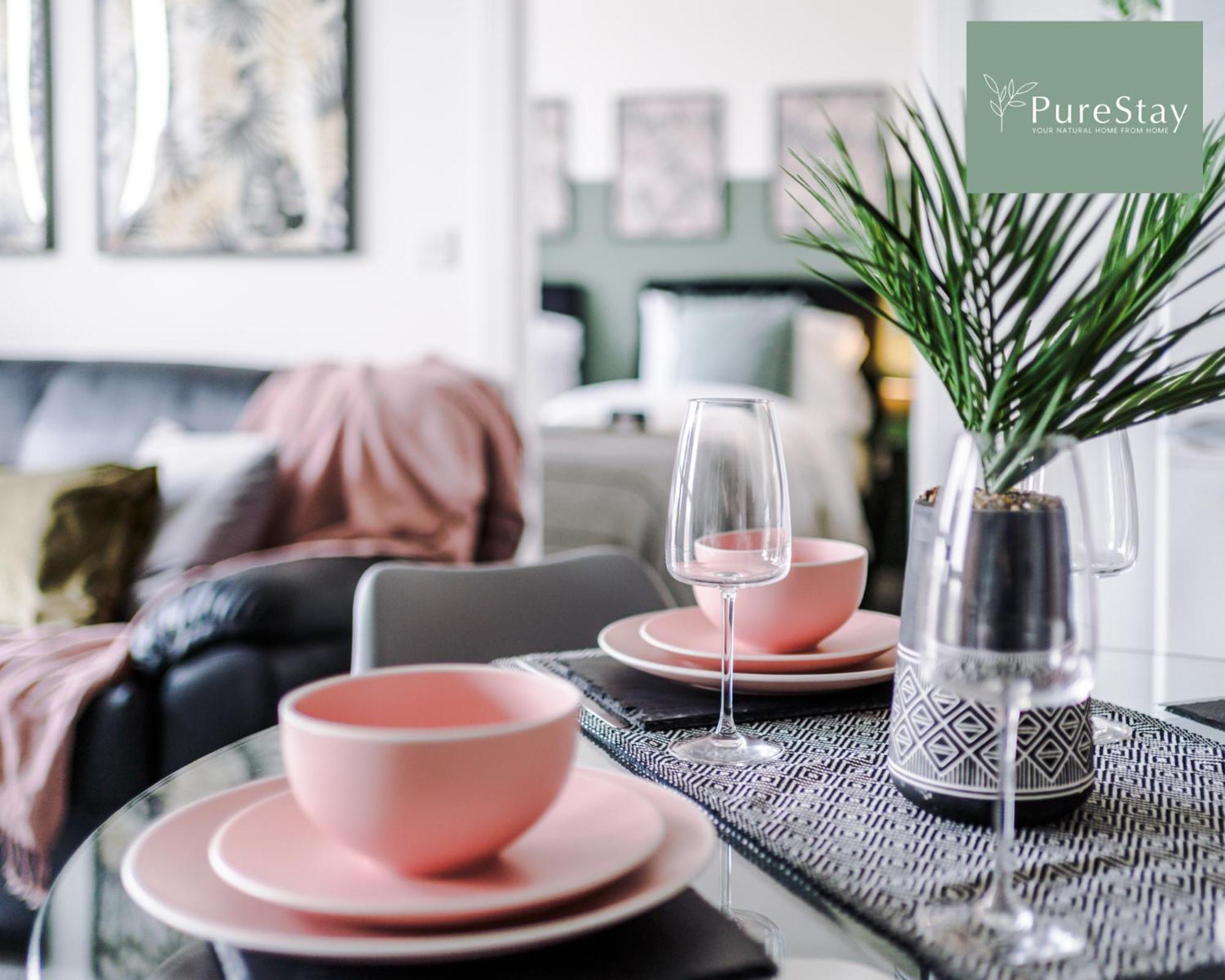 Apartment Stunning Two Bed By Purestay Short Lets & Serviced With Free Parking & Wifi *