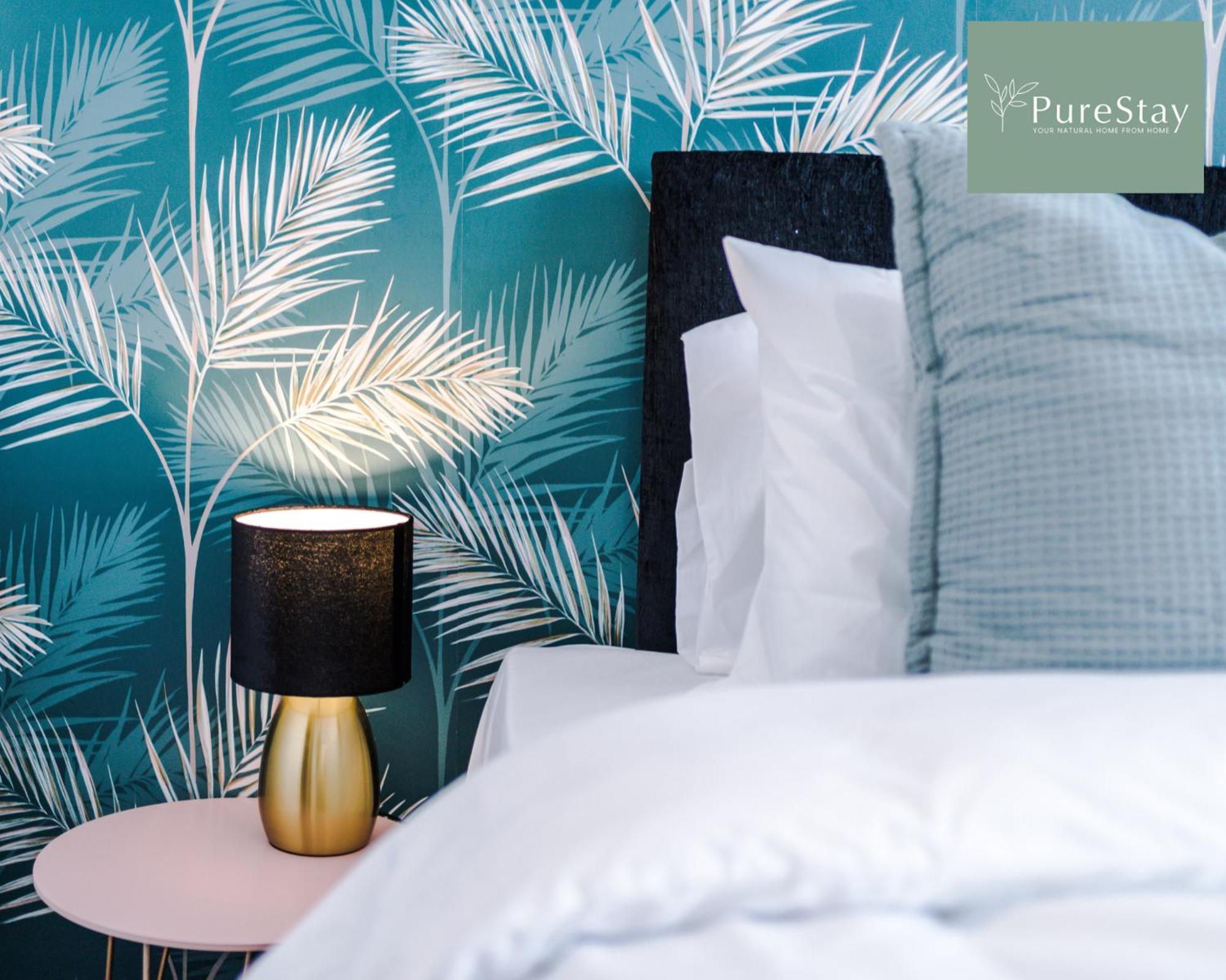 Stunning Two Bed By Purestay Short Lets & Serviced With Free Parking & Wifi Apartment *