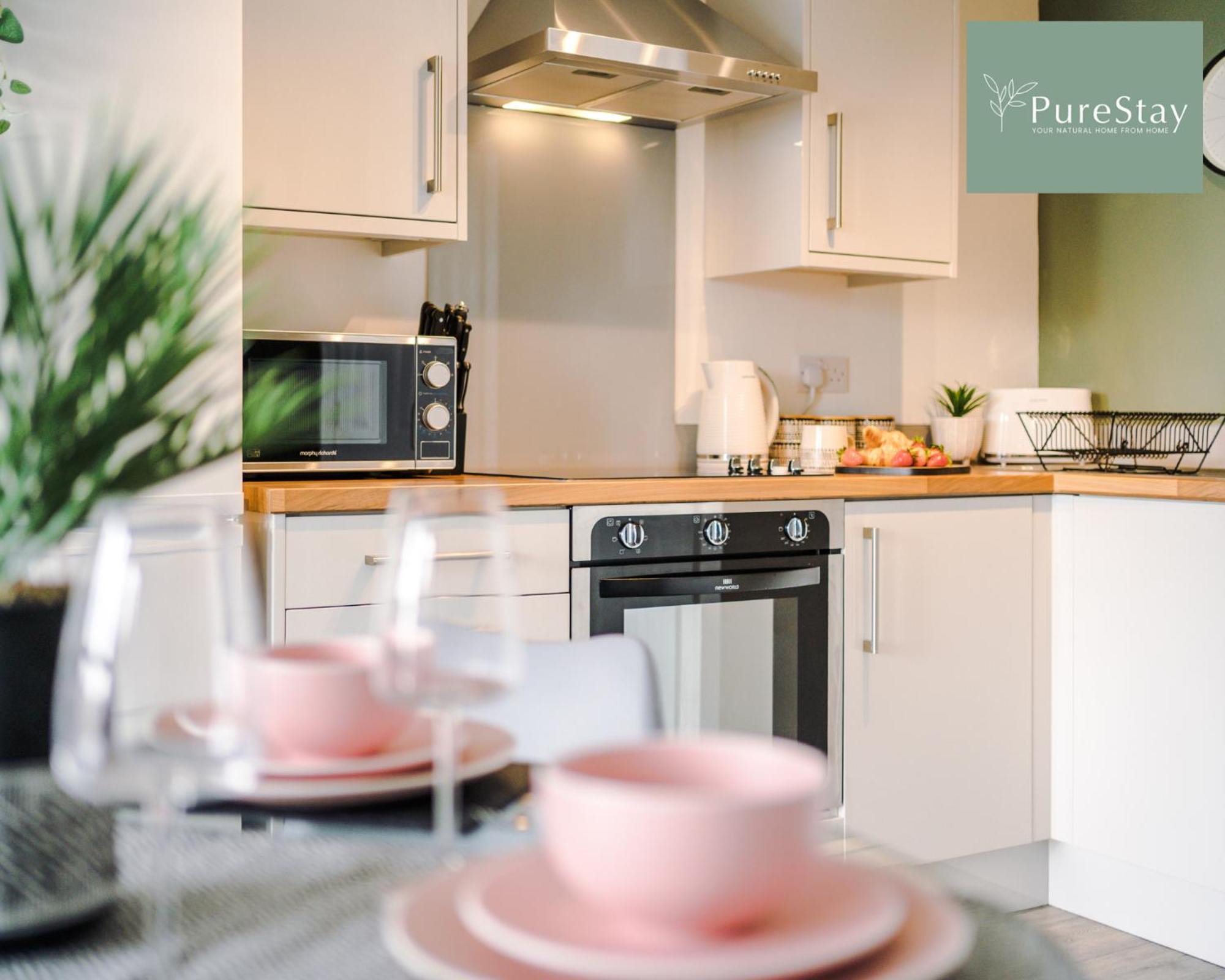 Apartment Stunning Two Bed By Purestay Short Lets & Serviced With Free Parking & Wifi *