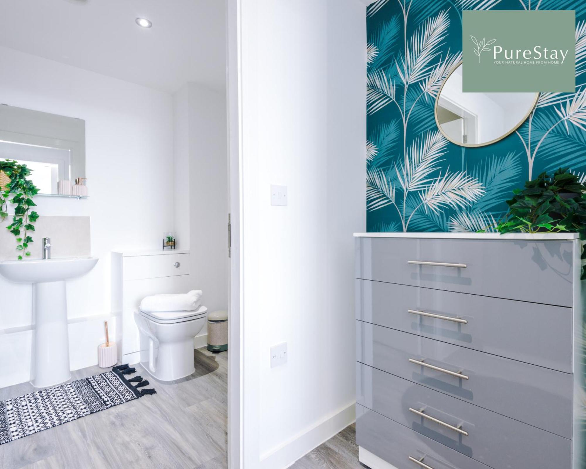 Stunning Two Bed By Purestay Short Lets & Serviced With Free Parking & Wifi Apartment *