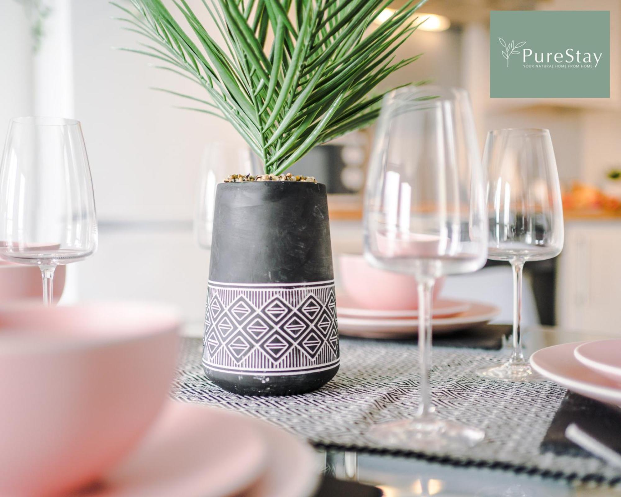 Apartment Stunning Two Bed By Purestay Short Lets & Serviced With Free Parking & Wifi