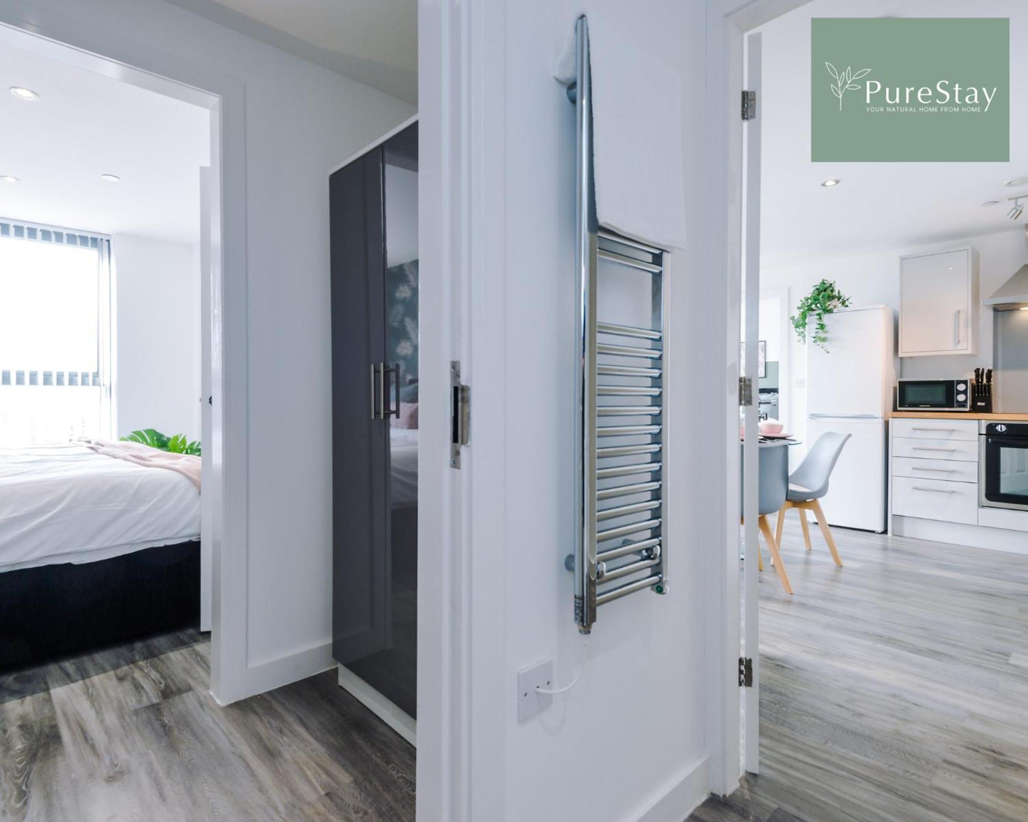 Stunning Two Bed By Purestay Short Lets & Serviced With Free Parking & Wifi Apartment
