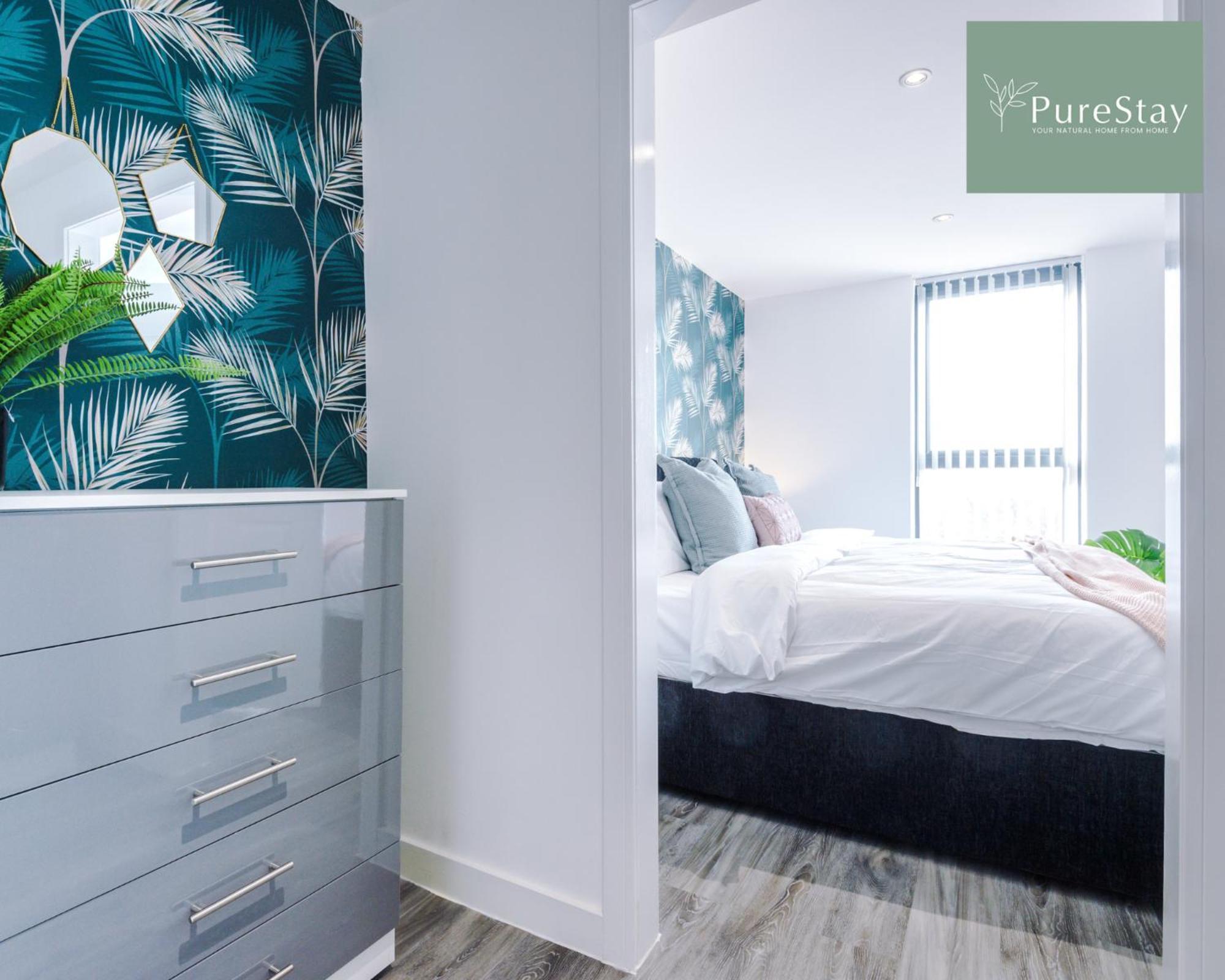 Stunning Two Bed By Purestay Short Lets & Serviced With Free Parking & Wifi