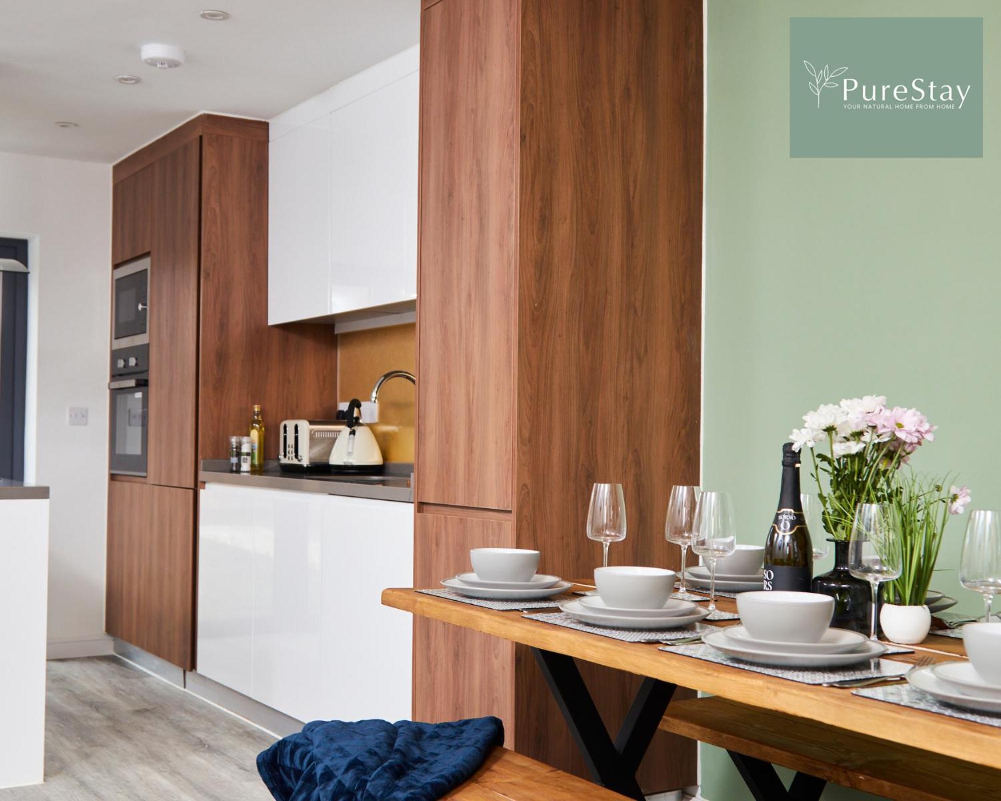 Purestay Manchester: 5-bedroom Business Haven Holiday home *