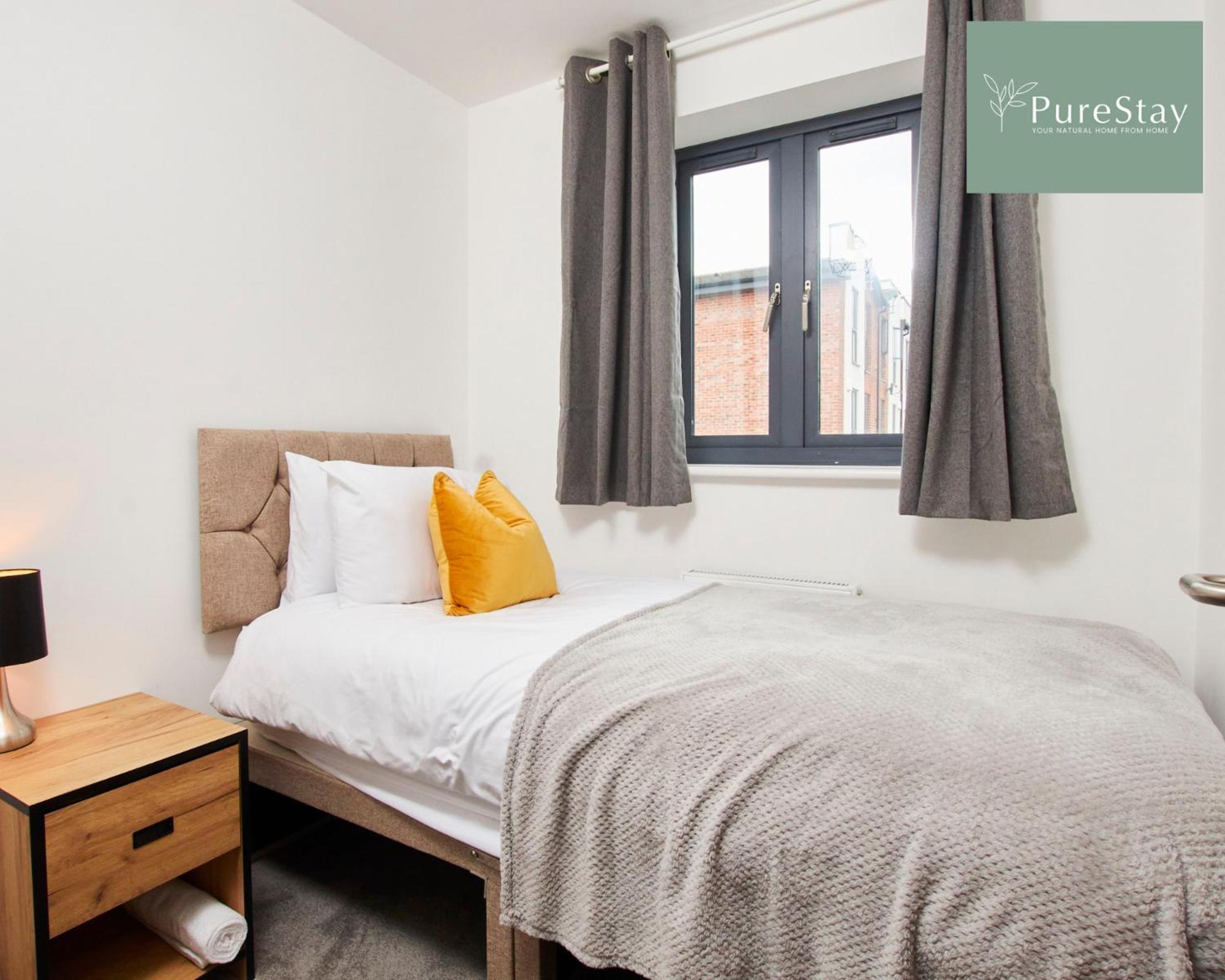 Purestay Manchester: 5-bedroom Business Haven Holiday home *