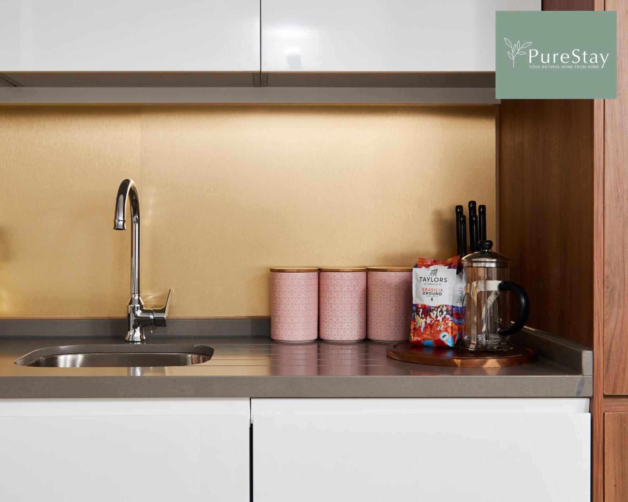 Purestay Manchester: 5-bedroom Business Haven Holiday home *