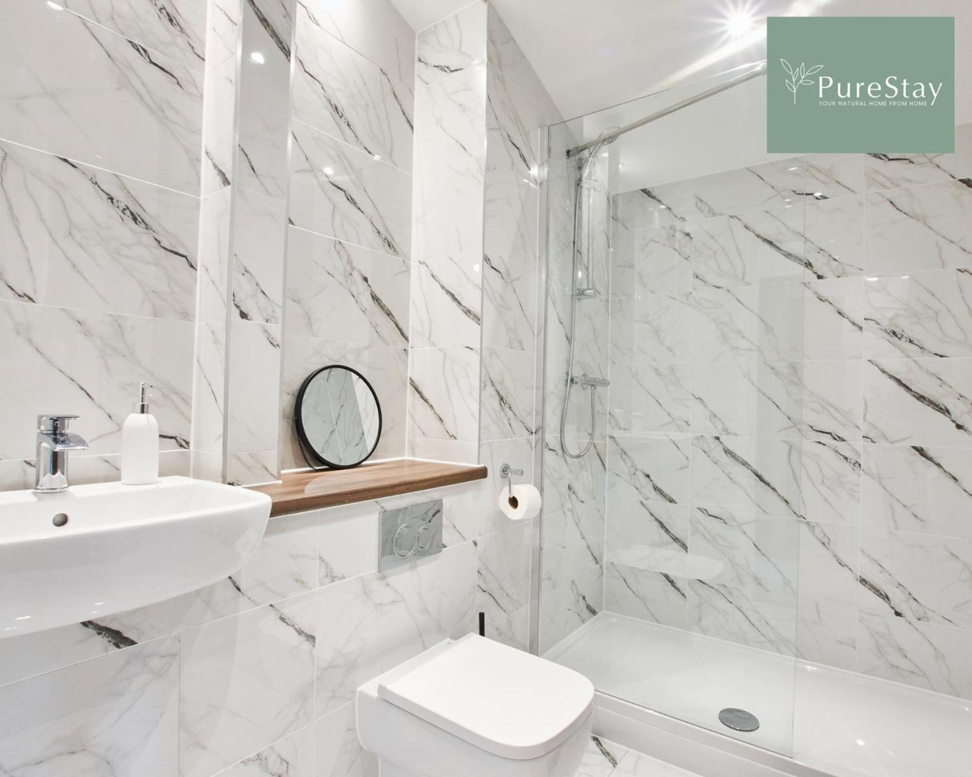 Purestay Manchester: 5-bedroom Business Haven Holiday home