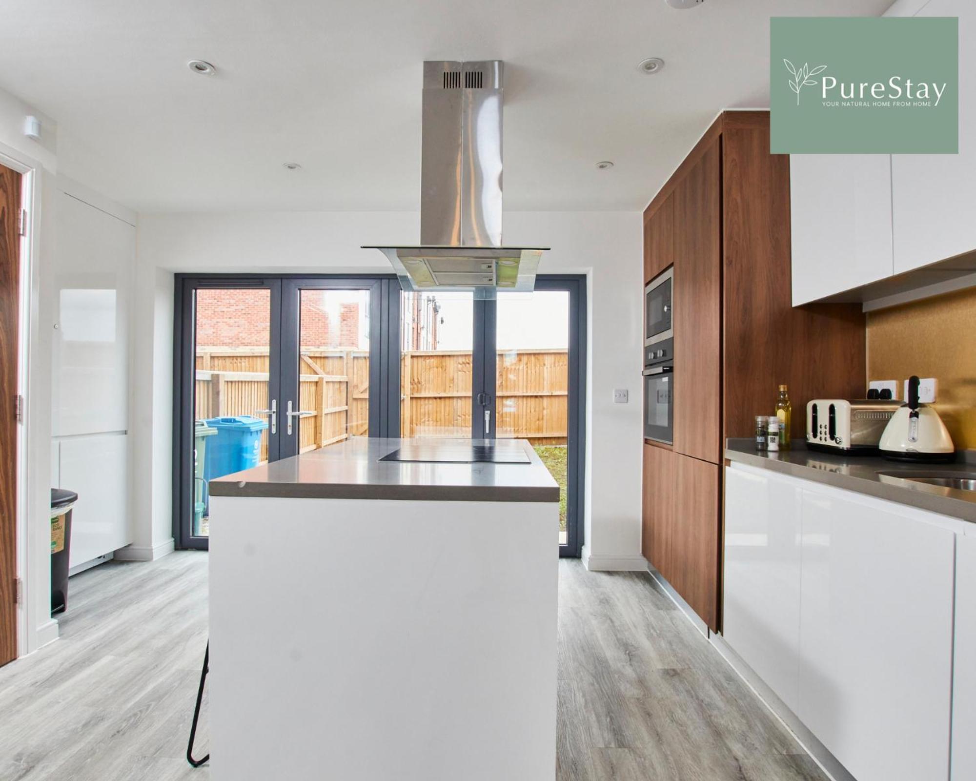 Purestay Manchester: 5-bedroom Business Haven Holiday home *