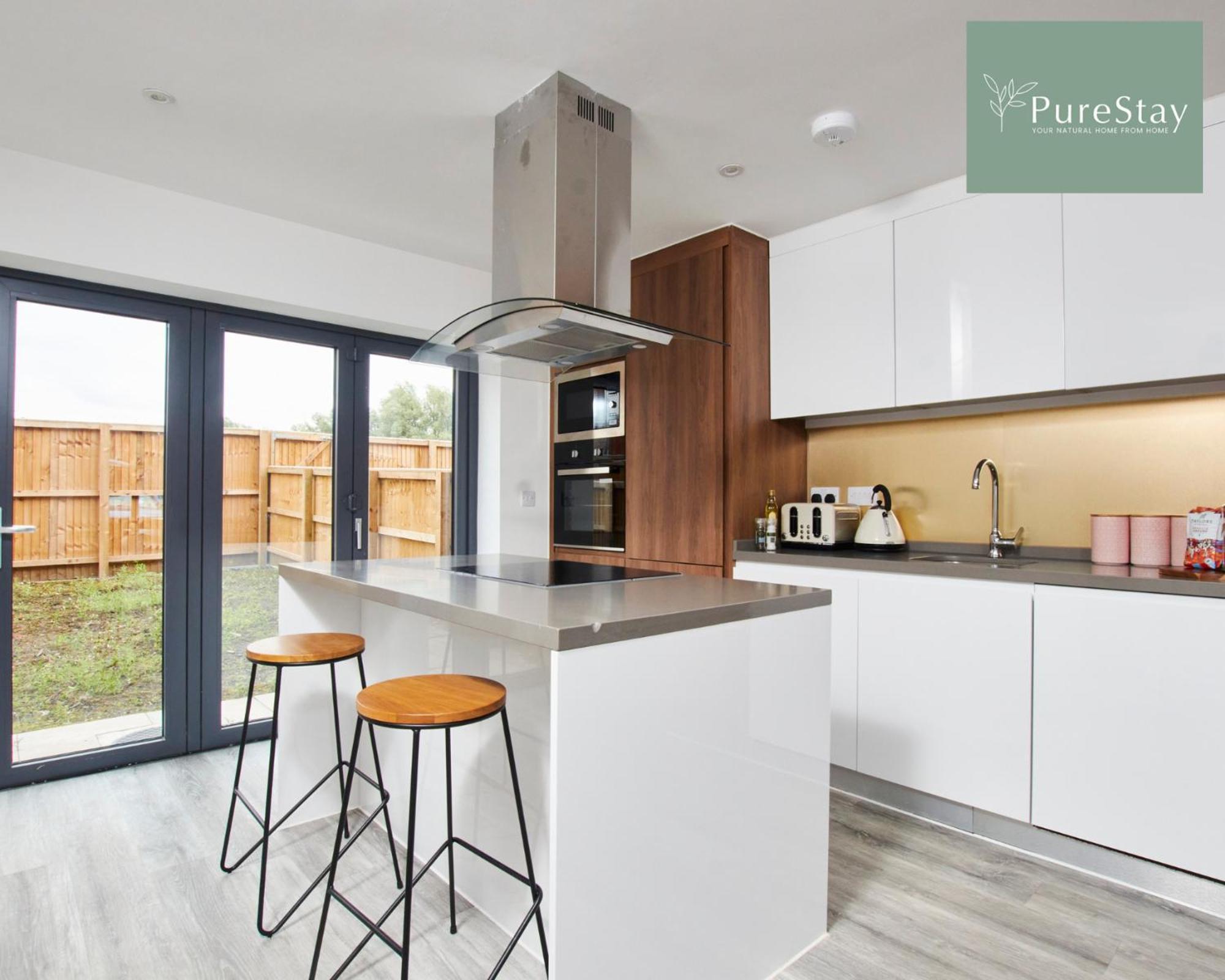 Purestay Manchester: 5-bedroom Business Haven Holiday home