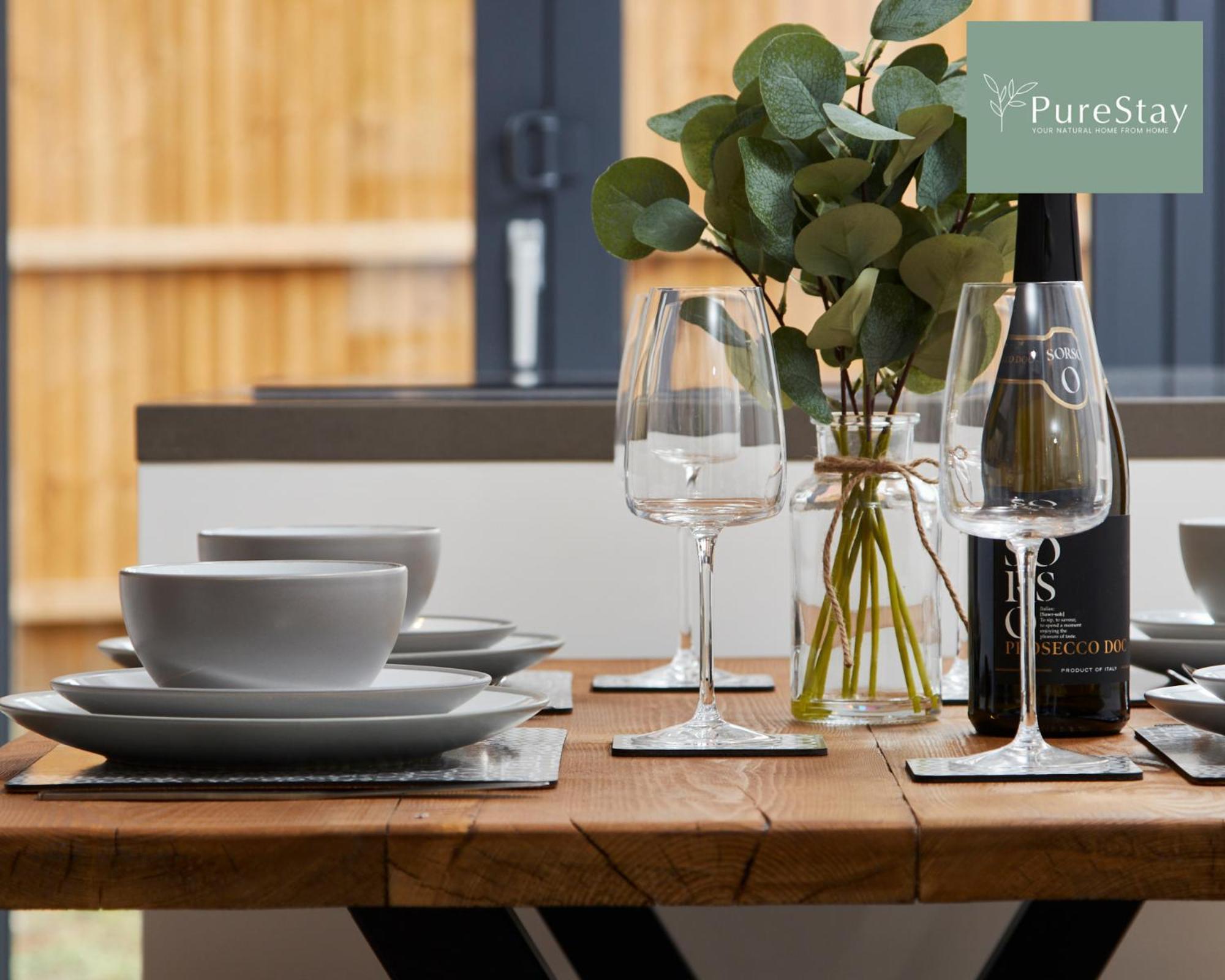 Stunning 5 Bed House With Parking By Purestay Short Lets & Serviced Holiday home *