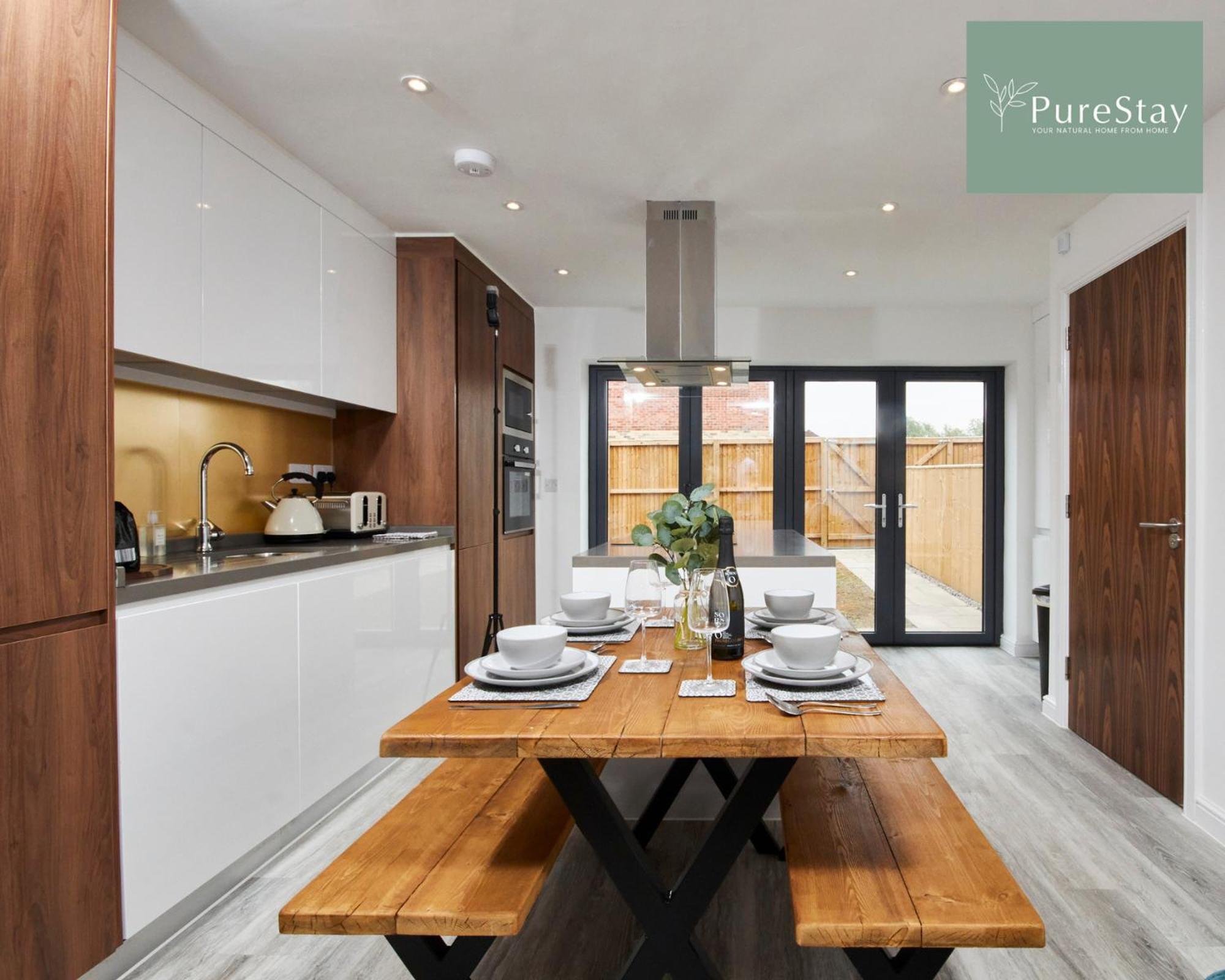 Stunning 5 Bed House With Parking By Purestay Short Lets & Serviced Holiday home *