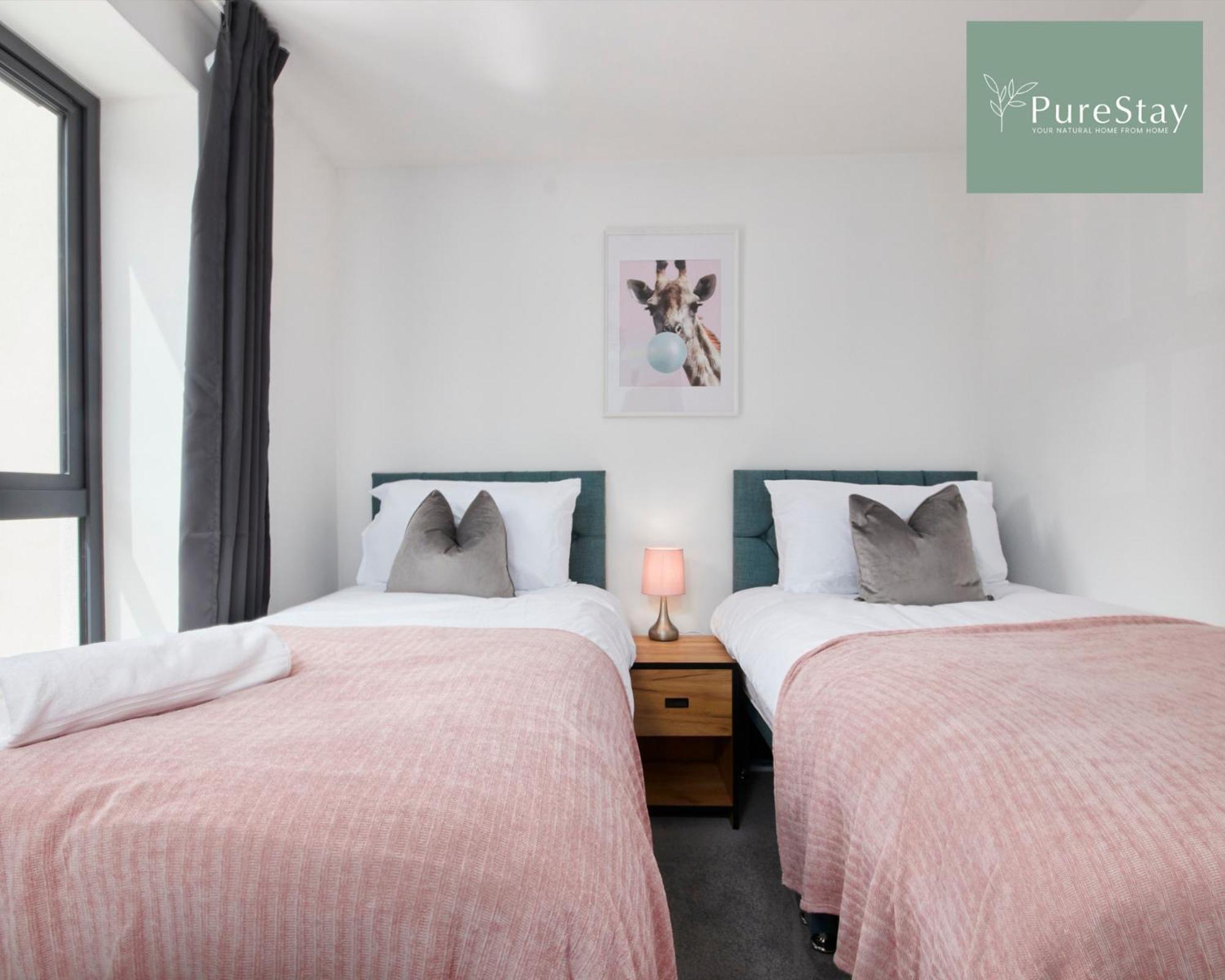 Holiday home Stunning 5 Bed House With Parking By Purestay Short Lets & Serviced *