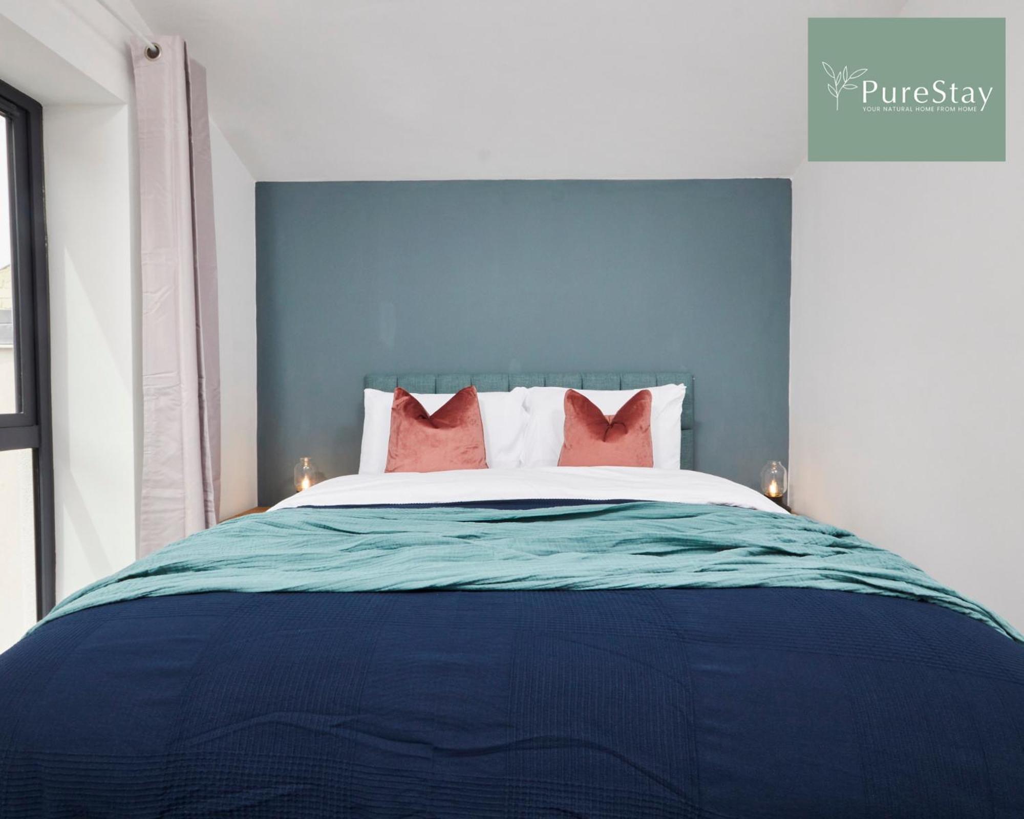 Stunning 5 Bed House With Parking By Purestay Short Lets & Serviced Holiday home *