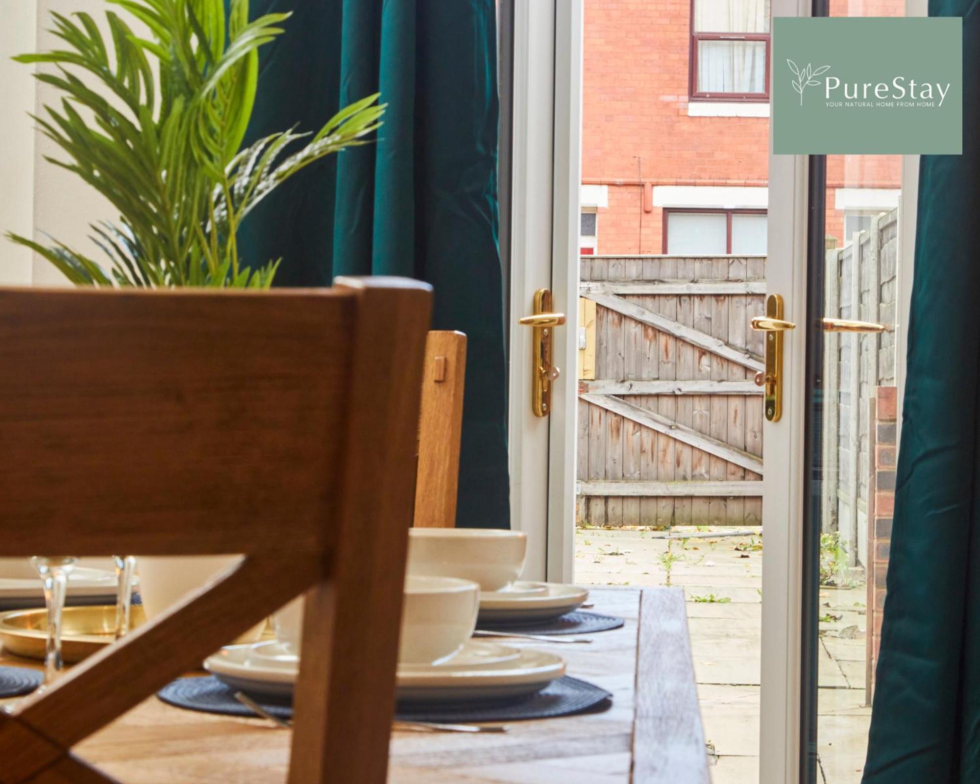 Three Bedroom House By Purestay Short Lets & Serviced With Free Parking Holiday home Manchester
